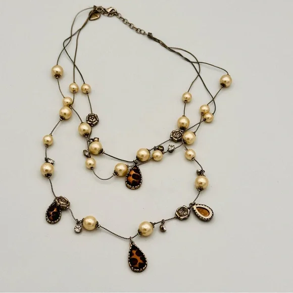 Betsey Johnson lucite leopard layer faux pearl necklace charms - Picture 3 of 8